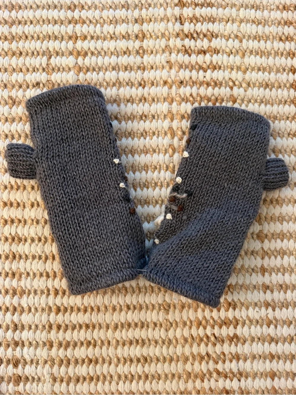 Windhorse 100% Wool Fingerless Lined Knit Gloves Embroidered Floral Gray OS